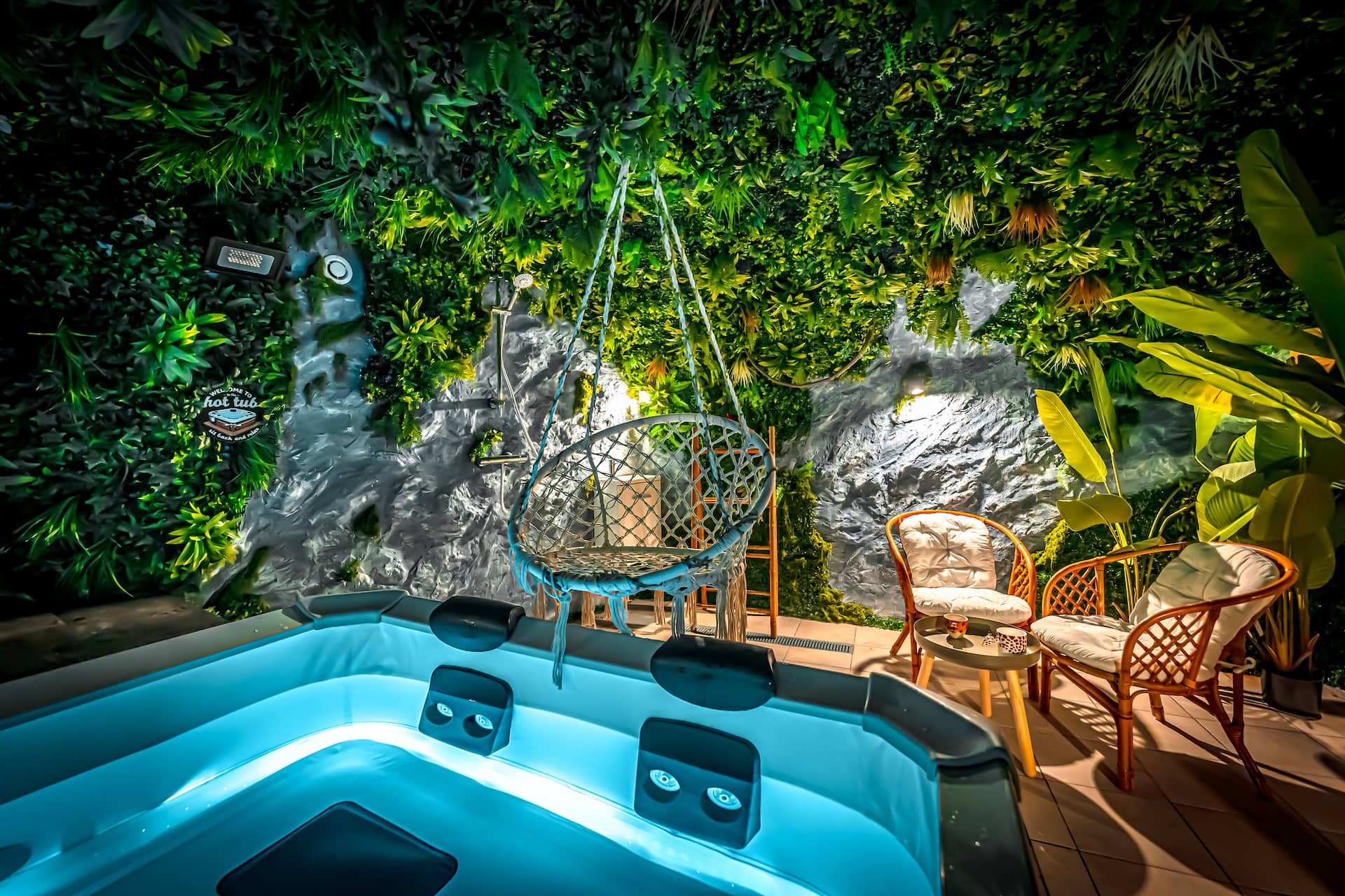 Détails du décor immersif jungle — matières naturelles et végétation luxuriante