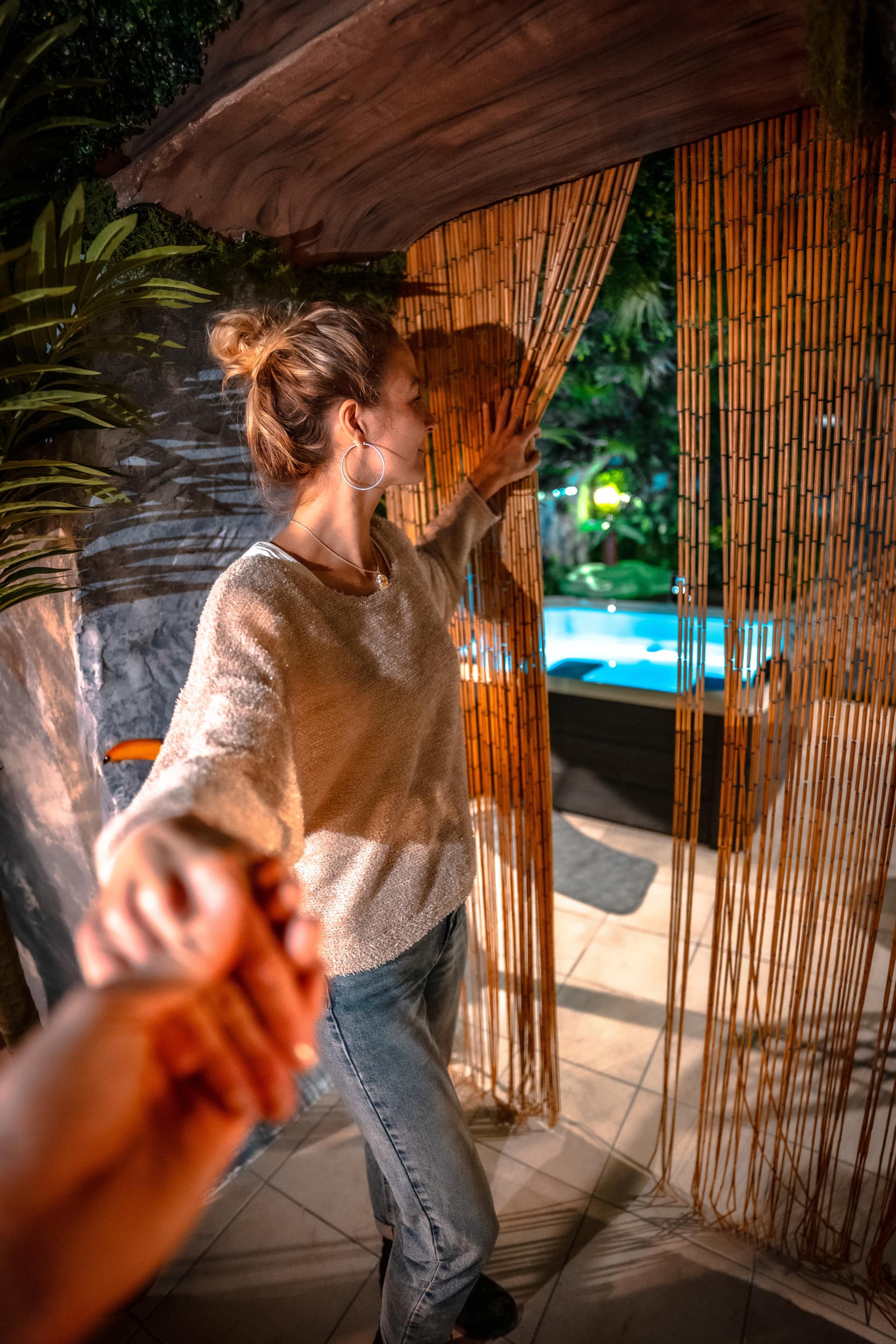 Détail décoration végétale — feuillage tropical dans la love room jungle de Savoie