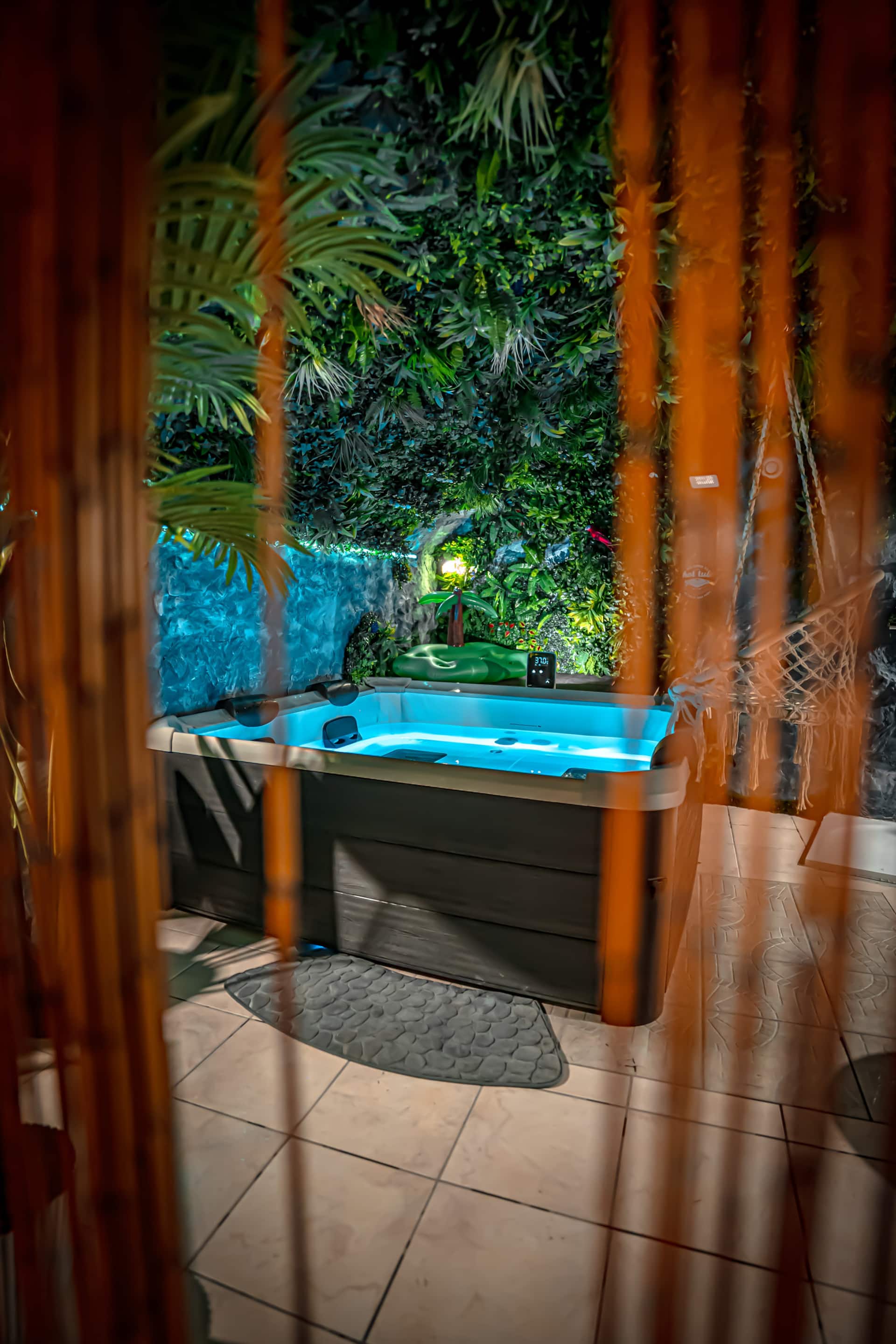 Ambiance romantique le soir avec bougies et éclairage tamisé — Junglecavern Albertville