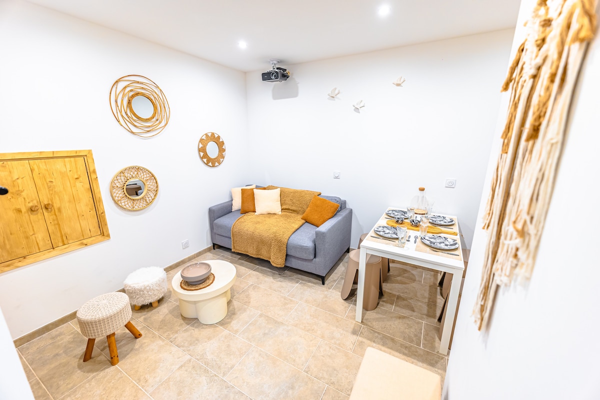 Salon privé avec vidéoprojecteur cinéma et coin repas — love room Junglecavern Albertville