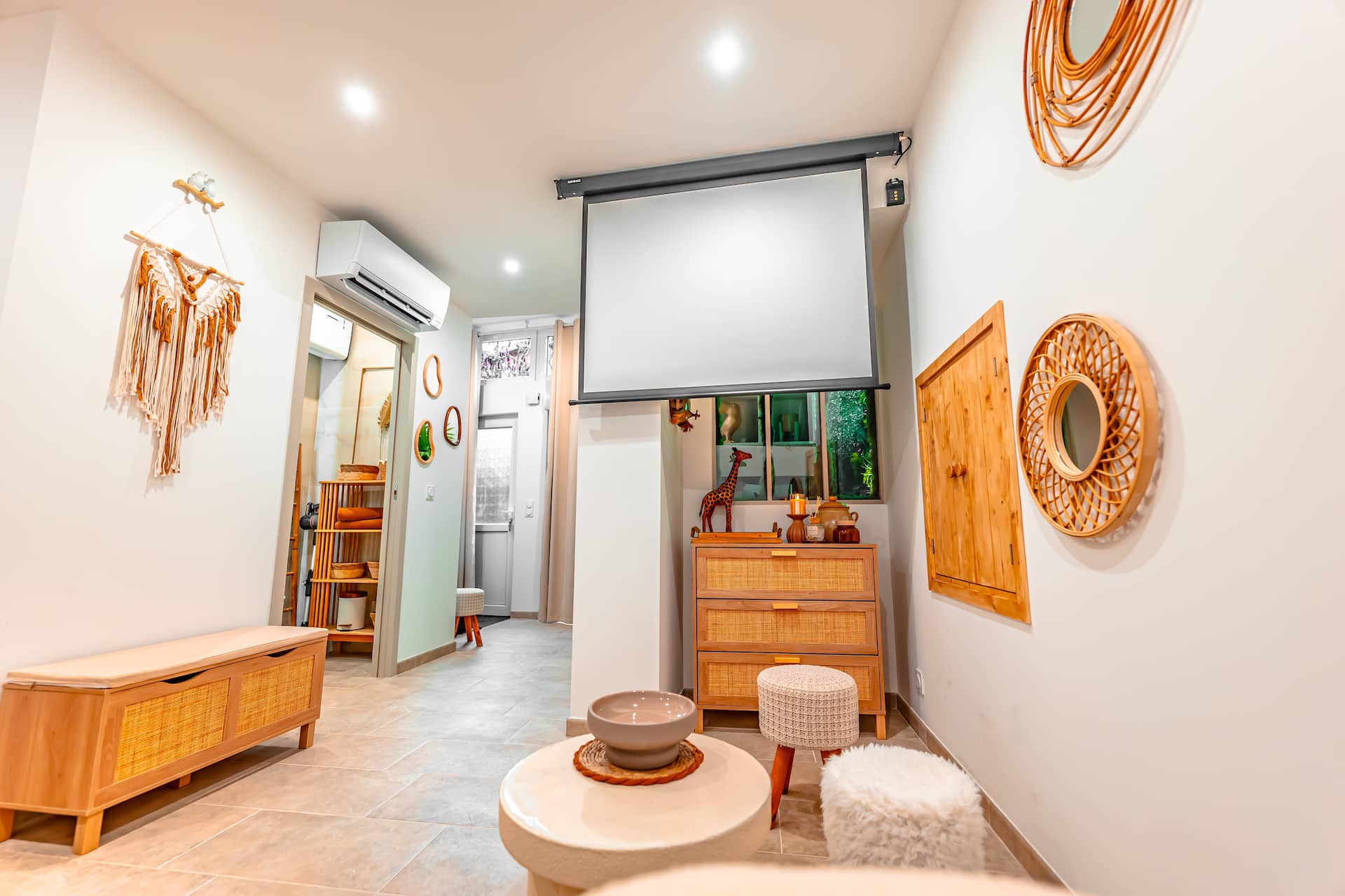 Décor jungle premium avec plantes tropicales et éclairage d'ambiance