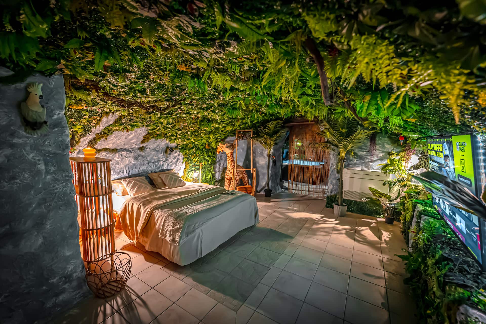 Chambre queen size cocooning aux tons chauds — nuit romantique à Albertville